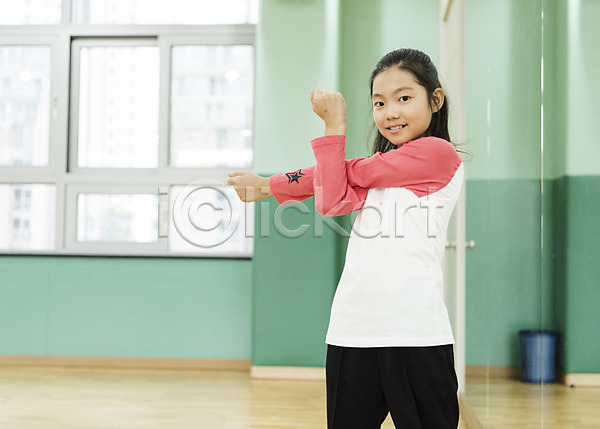 10대 소녀만 어린이 여자 초등학생 한국인 한명 JPG 앞모습 포토 방과후 상반신 서기 스쿨라이프 스트레칭 실내 어린이교육 운동 웃음 체육관 초등학교