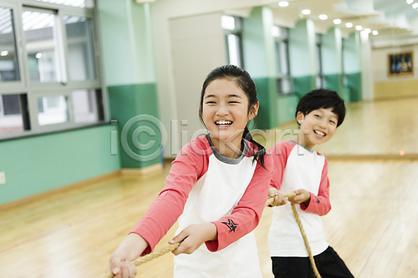 즐거움 10대 남자 두명 어린이 여자 초등학생 한국인 JPG 앞모습 포토 방과후 상반신 서기 스쿨라이프 실내 어린이교육 운동 웃음 줄다리기 체육관 초등학교 친구