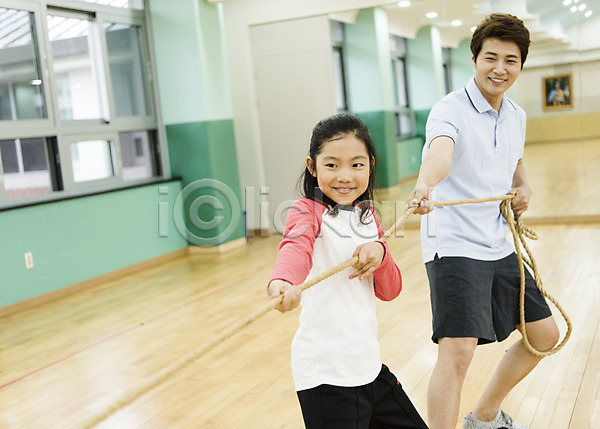 즐거움 10대 30대 남자 두명 성인 어린이 여자 초등학생 한국인 JPG 앞모습 포토 교사 방과후 상반신 서기 스쿨라이프 실내 어린이교육 운동 웃음 줄다리기 체육관 초등학교