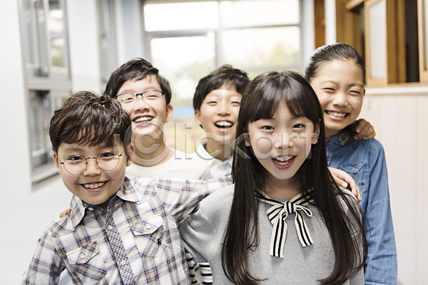 즐거움 10대 남자 어린이 여러명 여자 초등학생 한국인 JPG 앞모습 포토 복도 상반신 서기 스쿨라이프 실내 어린이교육 웃음 초등학교 친구 학교