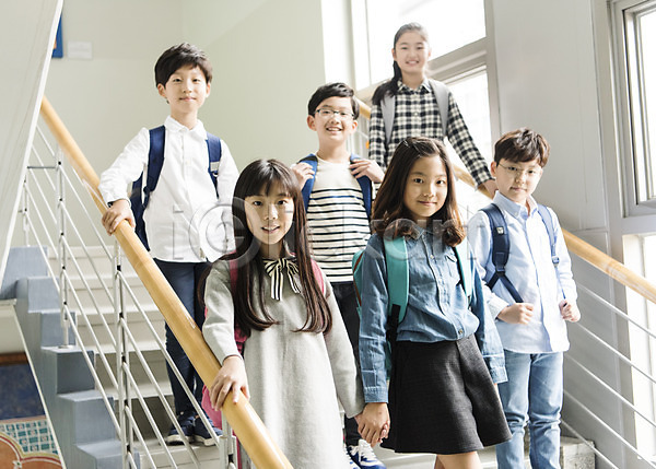 즐거움 10대 남자 어린이 여러명 여자 초등학생 한국인 JPG 앞모습 포토 계단 복도 상반신 서기 스쿨라이프 실내 어린이교육 웃음 초등학교 친구 학교