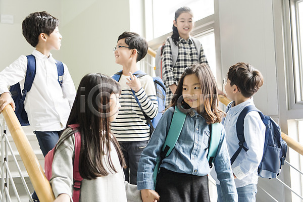 즐거움 10대 남자 어린이 여러명 여자 초등학생 한국인 JPG 앞모습 옆모습 포토 계단 복도 상반신 서기 스쿨라이프 실내 어린이교육 웃음 초등학교 친구 학교