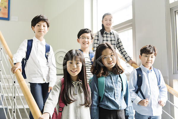 즐거움 10대 남자 어린이 여러명 여자 초등학생 한국인 JPG 앞모습 포토 계단 복도 상반신 서기 스쿨라이프 실내 어린이교육 웃음 초등학교 친구 학교