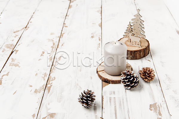 사람없음 JPG 포토 겨울 백그라운드 솔방울 스튜디오촬영 실내 장식 초 크리스마스 흰색
