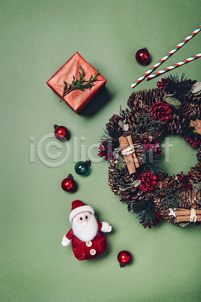 사람없음 JPG 포토 겨울 나뭇가지 백그라운드 사탕 산타인형 선물상자 솔방울 스튜디오촬영 실내 장식 크리스마스 크리스마스리스