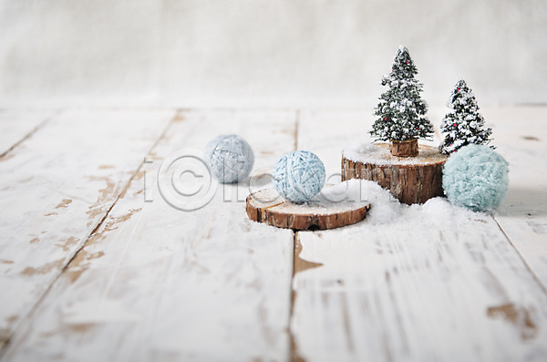 사람없음 JPG 포토 겨울 눈(날씨) 백그라운드 스튜디오촬영 실내 장식 크리스마스 크리스마스트리 털실 흰색