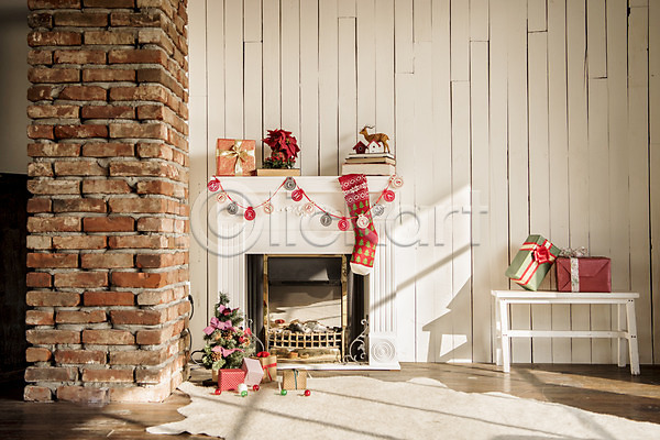 사람없음 JPG 포토 가랜드 겨울 백그라운드 벽난로 벽돌 선물상자 스튜디오촬영 실내 양말 장식 크리스마스 크리스마스트리