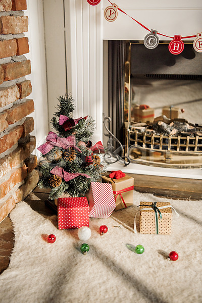 사람없음 JPG 포토 가랜드 겨울 백그라운드 벽난로 선물상자 스튜디오촬영 실내 장식 카펫 크리스마스 크리스마스트리