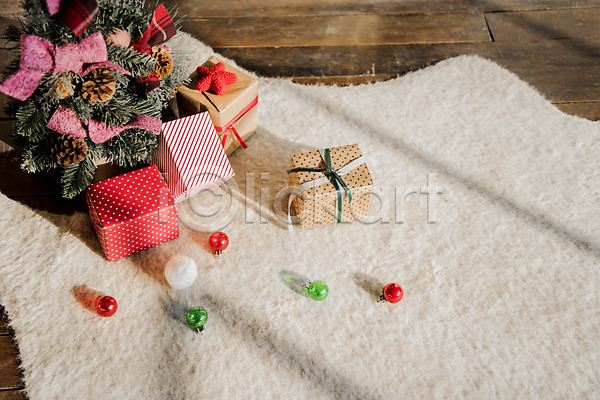 사람없음 JPG 포토 겨울 나무바닥 백그라운드 선물상자 스튜디오촬영 실내 장식 카펫 크리스마스 크리스마스트리