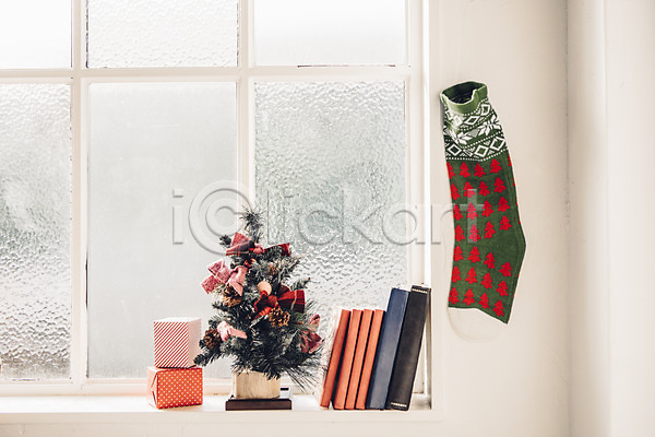 사람없음 JPG 포토 겨울 백그라운드 선물상자 스튜디오촬영 실내 양말 장식 창가 창문 책 크리스마스 크리스마스트리