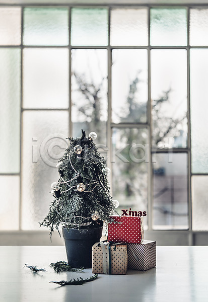 사람없음 JPG 아웃포커스 포토 겨울 나뭇잎 백그라운드 선물상자 스튜디오촬영 실내 장식 창문 크리스마스 크리스마스트리 탁자