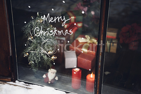 사람없음 JPG 포토 겨울 눈(날씨) 백그라운드 산타인형 선물상자 스튜디오촬영 실내 장식 창문 초 크리스마스 크리스마스트리