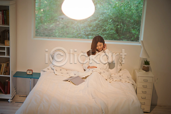 30대 성인 성인여자한명만 여자 한국인 한명 JPG 앞모습 포토 상반신 서랍장 실내 실내등 쓰다듬기 앉기 웃음 임산부 임신 주간 책 침대 태교