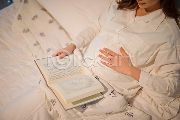 30대 성인 성인여자한명만 여자 한국인 한명 JPG 앞모습 포토 독서 상반신 실내 쓰다듬기 임산부 임신 침대 태교
