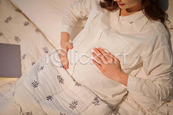 30대 성인 성인여자한명만 여자 한국인 한명 JPG 앞모습 포토 배(신체부위) 상반신 실내 쓰다듬기 앉기 임산부 임신 주간 책 침대 태교