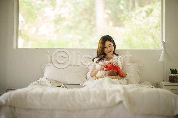 30대 성인 성인여자한명만 여자 한국인 한명 JPG 앞모습 포토 뜨개질 상반신 실내 앉기 웃음 응시 임산부 임신 창문 침대 태교