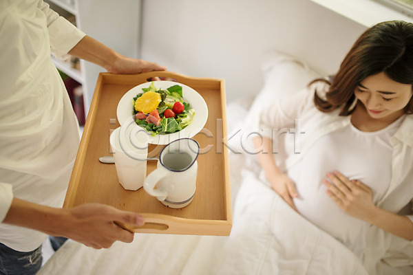30대 남자 두명 성인 여자 한국인 JPG 앞모습 포토 들기 상반신 샐러드 식사 실내 쓰다듬기 앉기 웃음 응시 임산부 임신 쟁반 침대 태교