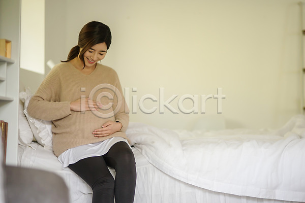 설레임 행복 30대 성인 성인여자한명만 여자 한국인 한명 JPG 앞모습 포토 상반신 실내 쓰다듬기 앉기 웃음 응시 임산부 임신 침대 태교