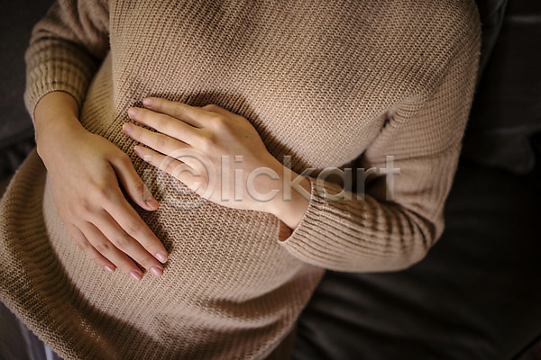 30대 성인 성인여자한명만 신체부위 여자 한국인 한명 JPG 앞모습 포토 배(신체부위) 상반신 소파 실내 쓰다듬기 앉기 임산부 임신 태교
