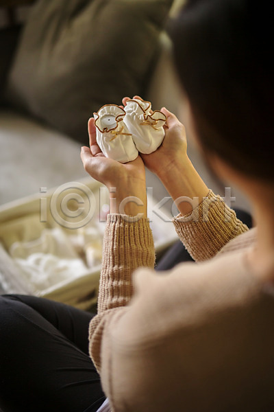 30대 성인 성인여자한명만 여자 한국인 한명 JPG 뒷모습 포토 들기 상반신 소파 신발 실내 아기용품 앉기 임산부 임신 태교