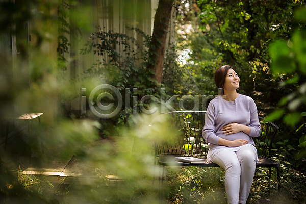 30대 성인 성인여자한명만 여자 한국인 한명 JPG 앞모습 포토 벤치 상반신 숲 숲속 앉기 야외 올려보기 웃음 응시 임산부 임신 정원 주간 태교
