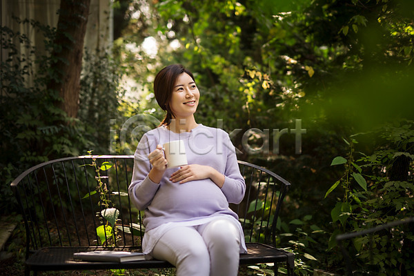 30대 성인 성인여자한명만 여자 한국인 한명 JPG 앞모습 포토 들기 벤치 상반신 숲 숲속 쓰다듬기 앉기 야외 웃음 응시 임산부 임신 주간 커피 태교