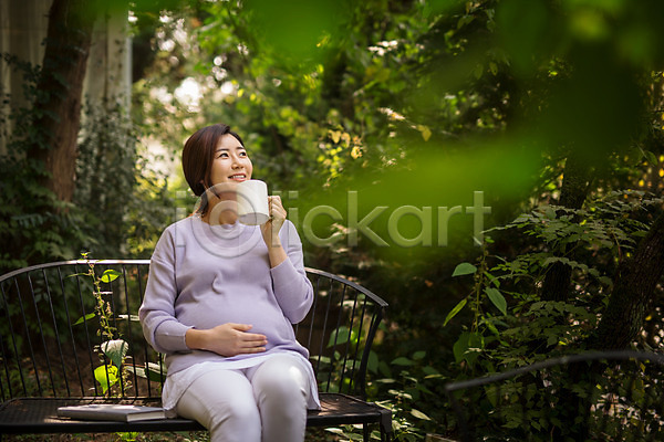 30대 성인 성인여자한명만 여자 한국인 한명 JPG 앞모습 포토 들기 벤치 상반신 숲 숲속 쓰다듬기 야외 웃음 응시 임산부 임신 주간 커피 태교