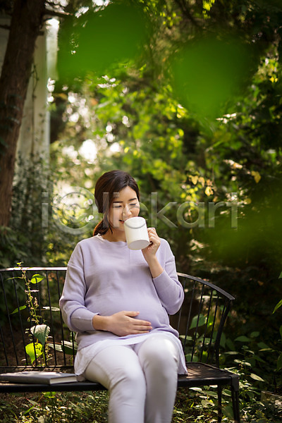 30대 성인 성인여자한명만 여자 한국인 한명 JPG 앞모습 포토 벤치 상반신 숲 숲속 쓰다듬기 앉기 야외 웃음 응시 임산부 임신 주간 태교