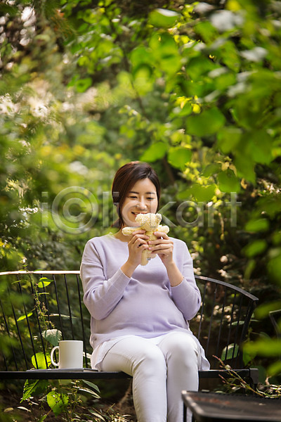 30대 성인 성인여자한명만 여자 한국인 한명 JPG 앞모습 포토 곰인형 들기 머그컵 벤치 상반신 숲 숲속 앉기 야외 웃음 응시 임산부 임신 주간 태교