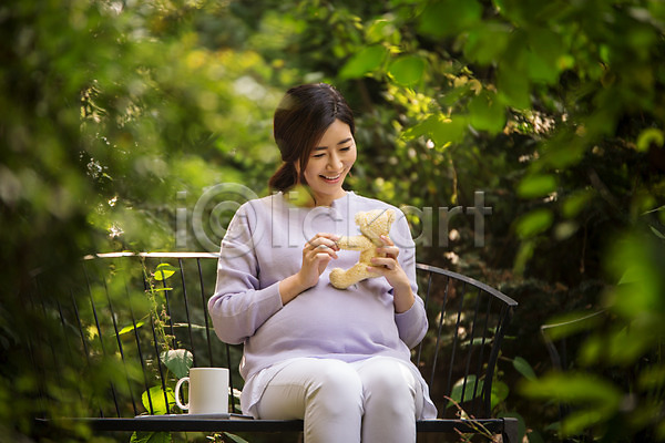 30대 성인 성인여자한명만 여자 한국인 한명 JPG 앞모습 포토 곰인형 들기 머그컵 벤치 상반신 숲 숲속 앉기 야외 웃음 응시 임산부 임신 주간 태교