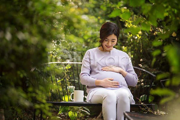 30대 성인 성인여자한명만 여자 한국인 한명 JPG 앞모습 포토 머그컵 벤치 상반신 숲 숲속 쓰다듬기 앉기 야외 웃음 응시 임산부 임신 주간 태교