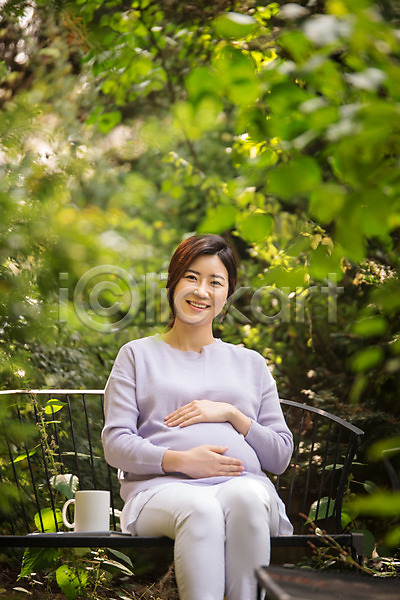 30대 성인 성인여자한명만 여자 한국인 한명 JPG 앞모습 포토 머그컵 벤치 상반신 숲 숲속 쓰다듬기 앉기 야외 웃음 응시 임산부 임신 주간 태교