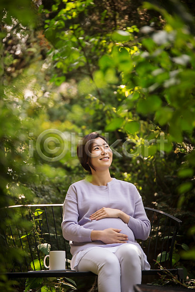 30대 성인 성인여자한명만 여자 한국인 한명 JPG 앞모습 포토 머그컵 벤치 상반신 숲 숲속 쓰다듬기 앉기 야외 올려보기 웃음 응시 임산부 임신 주간 태교