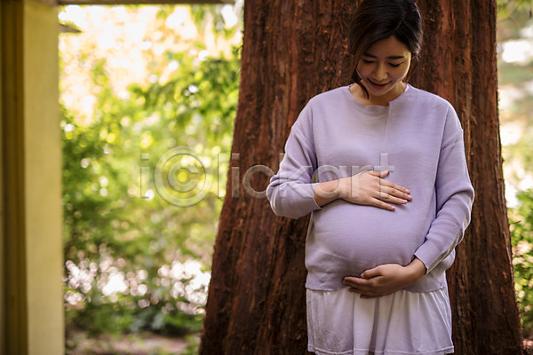 30대 성인 성인여자한명만 여자 한국인 한명 JPG 앞모습 포토 기댐 나무 상반신 서기 숲 숲속 쓰다듬기 야외 웃음 응시 임산부 임신 주간 태교