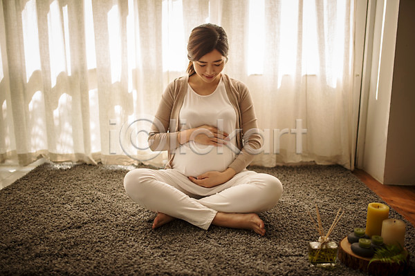 행복 30대 성인 성인여자한명만 여자 한국인 한명 JPG 앞모습 포토 실내 쓰다듬기 앉기 요가 임산부 임신 전신 카펫 커튼 태교 향초