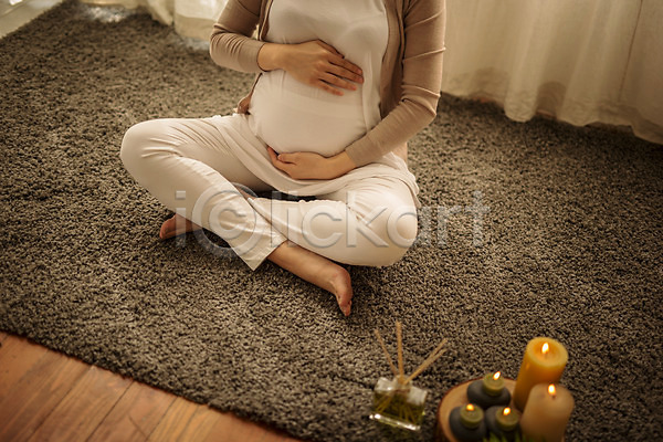 30대 성인 성인여자한명만 신체부위 여자 한국인 한명 JPG 앞모습 포토 실내 쓰다듬기 앉기 요가 임산부 임신 카펫 태교 하반신 향초