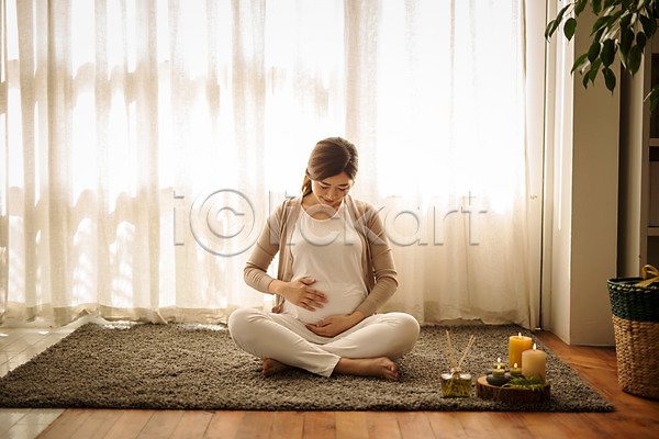 행복 30대 성인 성인여자한명만 여자 한국인 한명 JPG 앞모습 포토 실내 쓰다듬기 앉기 요가 웃음 응시 임산부 임신 전신 카펫 커튼 태교 향초