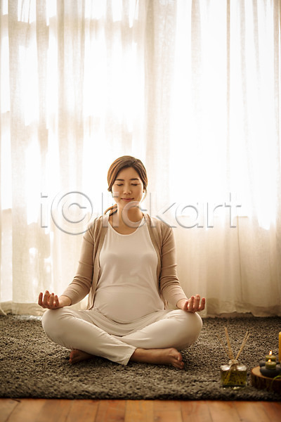 30대 성인 성인여자한명만 여자 한국인 한명 JPG 앞모습 포토 명상 실내 앉기 요가 임산부 임신 전신 카펫 커튼 태교 향초