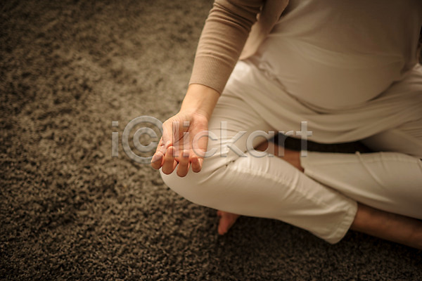 30대 성인 성인여자한명만 신체부위 여자 한국인 한명 JPG 앞모습 포토 명상 실내 앉기 요가 임산부 임신 카펫 태교 하반신