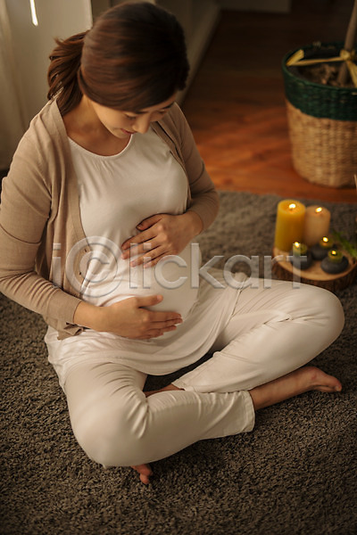 행복 30대 성인 성인여자한명만 여자 한국인 한명 JPG 옆모습 포토 실내 쓰다듬기 앉기 웃음 응시 임산부 임신 전신 카펫 태교 향초