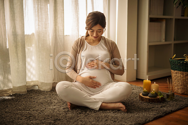 행복 30대 성인 성인여자한명만 여자 한국인 한명 JPG 앞모습 포토 실내 쓰다듬기 앉기 요가 웃음 응시 임산부 임신 전신 책장 카펫 커튼 태교 향초