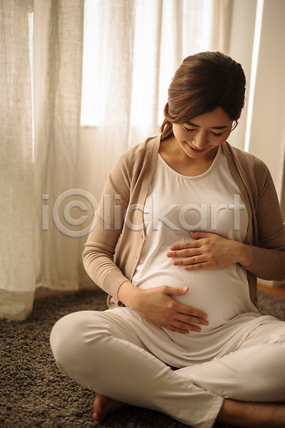 행복 30대 성인 성인여자한명만 여자 한국인 한명 JPG 앞모습 포토 실내 쓰다듬기 앉기 요가 웃음 응시 임산부 임신 전신 카펫 태교
