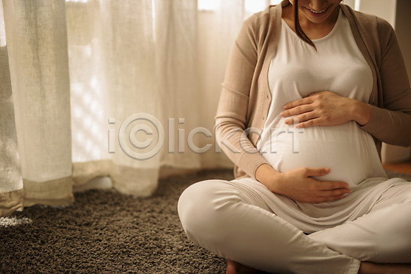 30대 성인 성인여자한명만 여자 한국인 한명 JPG 앞모습 포토 실내 쓰다듬기 앉기 웃음 응시 임산부 임신 카펫 태교 하반신