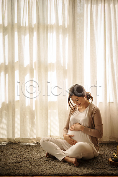 30대 성인 성인여자한명만 여자 한국인 한명 JPG 앞모습 포토 거실 실내 쓰다듬기 앉기 웃음 응시 임산부 임신 전신 주간 카펫 태교