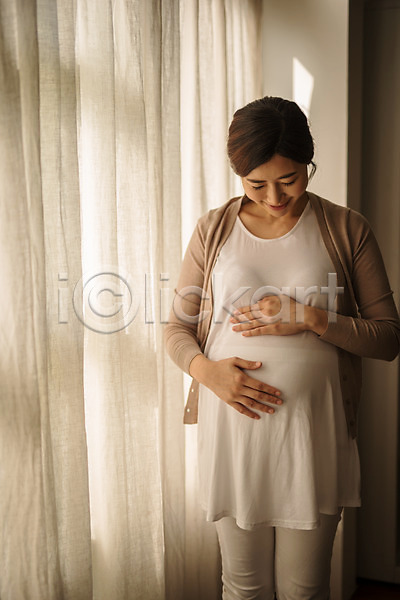 30대 성인 성인여자한명만 여자 한국인 한명 JPG 앞모습 포토 상반신 서기 실내 쓰다듬기 웃음 임산부 임신 커튼 태교