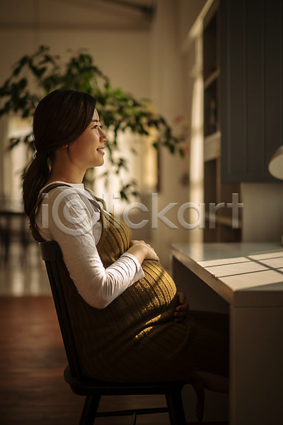 30대 성인 성인여자한명만 여자 한국인 한명 JPG 옆모습 포토 상반신 실내 쓰다듬기 앉기 웃음 의자 임산부 임신 주간 책상 태교