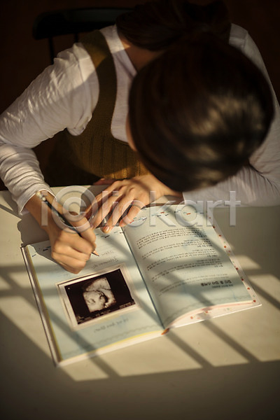30대 성인 성인여자한명만 여자 한국인 한명 JPG 앞모습 포토 기록 상반신 실내 앉기 일기 임산부 임신 초음파사진 태교