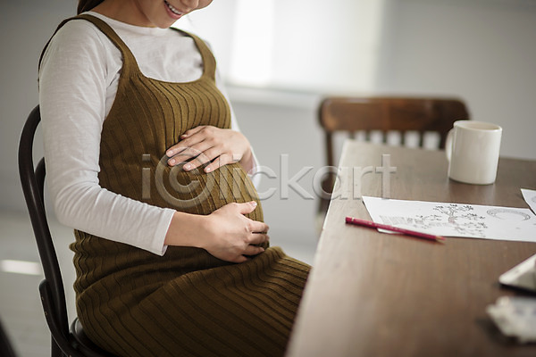 30대 성인 성인여자한명만 여자 한국인 한명 JPG 옆모습 포토 배(신체부위) 상반신 식탁 실내 쓰다듬기 앉기 웃음 의자 임산부 임신 태교
