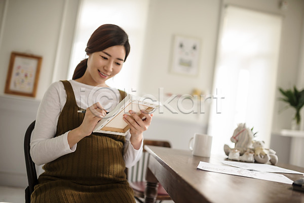 30대 성인 성인여자한명만 여자 한국인 한명 JPG 앞모습 포토 그리기 그림 상반신 식탁 실내 앉기 웃음 응시 의자 임산부 임신 캔버스 태교