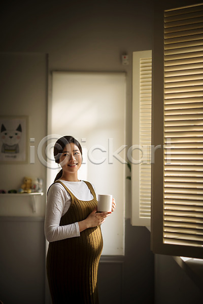 30대 성인 성인여자한명만 여자 한국인 한명 JPG 옆모습 포토 들기 상반신 서기 실내 웃음 응시 임산부 임신 주간 커피 태교